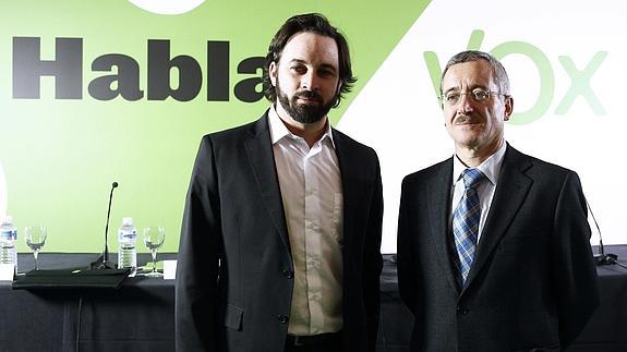 Los exmiembros del PP Santiago Abascal y José Antonio Ortega Lara posan en la presentación de VOX en 2014. 