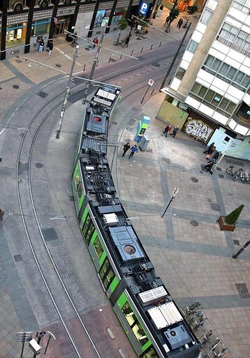 El tranvía pasa por la calle General Álava.