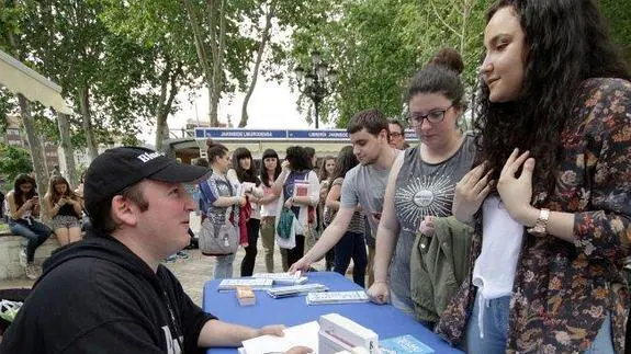 Blue Jeans firma ejemplares de ‘Algo tan sencillo como darte un beso’ en la Feria de Bilbao.