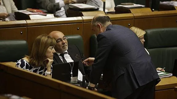 Mendia y Pastor conversan con Barrio en el pleno del Parlamento.