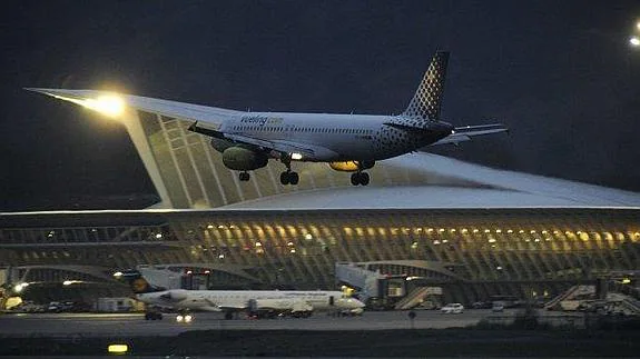 Un avión de Vueling aterriza en ‘La Paloma’ en una noche de verano.