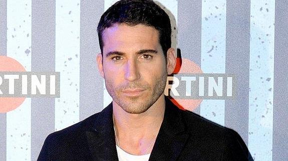 MAS se presentó en Madrid con pantalones bombachos y sin calcetines.