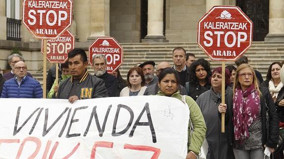 Una concentración contra los desahucios