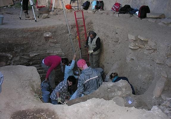 Equipo de arqueólogos de la UPV/EHU durante la excavación del redil calcolítico de San Cristóbal. 