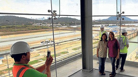 Para el recuerdo. Vista de la nueva vía del Canal de Panamá, desde una de las edificaciones. La colosal obra comenzará a funcionar a finales de este mes.