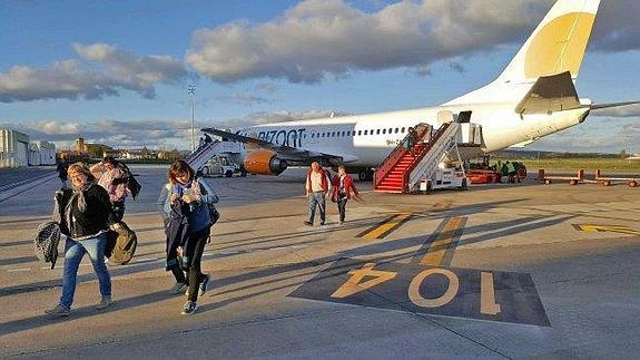 Llegada del vuelo de Lisboa a Foronda, el pasado 1 de mayo.
