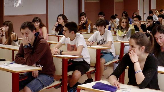 Un grupo de alumnos en un aula del campus de Álava durante uno de los ejercicios de la Selectividad que se celebró la pasada semana. 