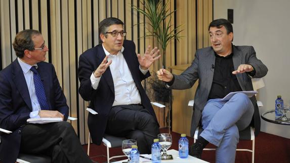 Alfonso Alonso (PP) sigue el debate acalorado entre Patxi López (PSOE) y Aitor Esteban (PNV). 