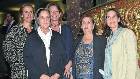 Almudena Vilallonga, la hermana María Jesús Hernando, Rocío Solano, Elisa Castellanos y Paz Zubiría.