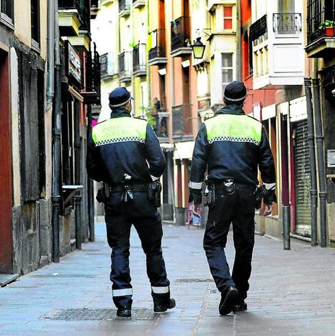 Dos agentes de la Policía Local recorren el Casco Medieval.