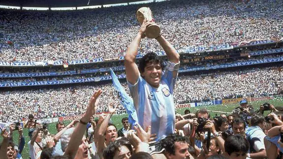 Maradona, con la Copa que acredita a Argentina ganador del Mundial de México 1986.