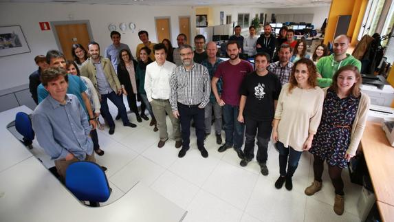 Los hermanos Jon y Unai Elósegui –en el centro de la imagen– junto a parte de la plantilla de Hispavista, en su cuartel general, en Igara.