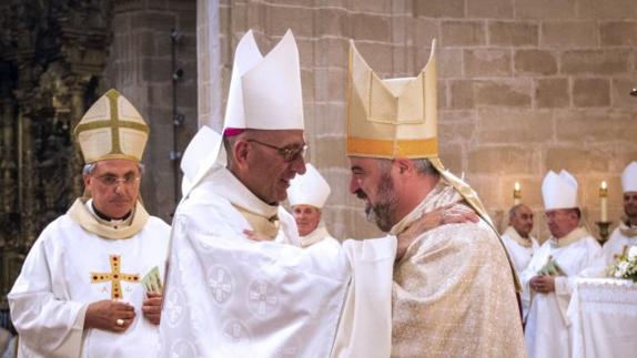 El nuevo obispo Carlos Manuel Escribano, saluda a su predecesor, Juan José Omella.