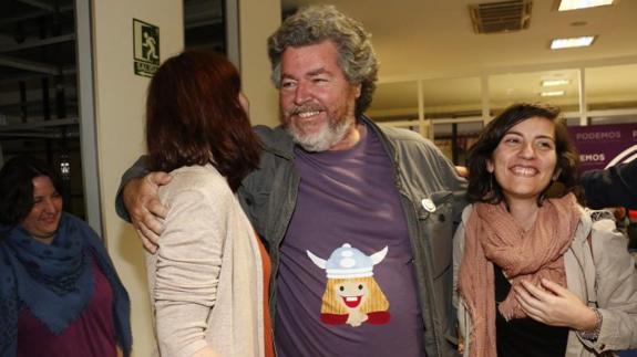 López de Uralde es felicitado en la sede de Podemos por la victoria en Álava