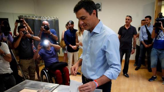 Pedro Sánchez ha acudido a votar en compañía de su mujer.