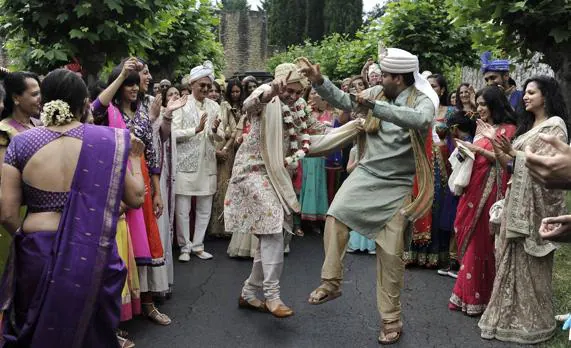 Invitados a la boda del hijo de un magnate indio, en plena celebración. 