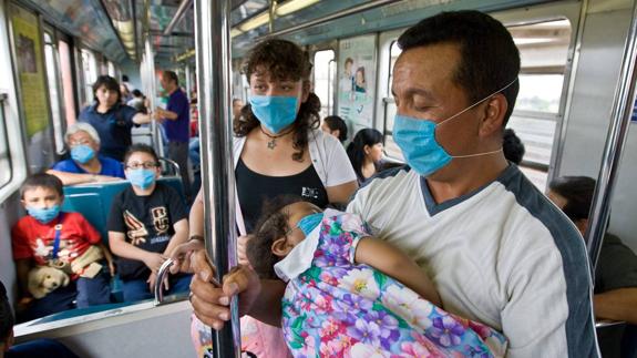 Ciudadanos mexicanos con mascarilla durante la crisis de la gripe A. 