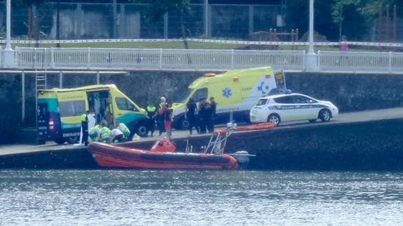 Una embarcación de la Cruz Roja ha rescatado al varón.