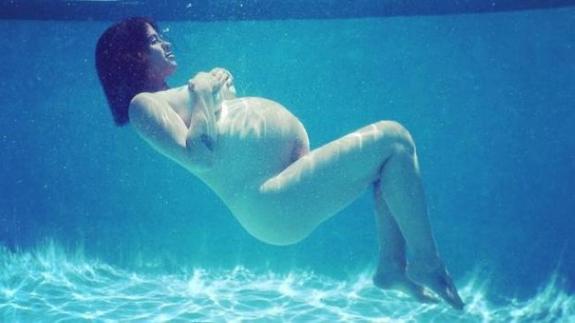 Alanis Morissette muestra su embarazo, sumergida bajo el agua.