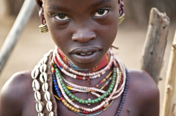 Una niña en el poblado Karo.