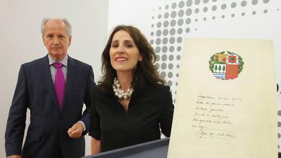 El presidente de la fundaciión Sabino Arana, Juan María Atutxa, junto a la presidenta del Parlamento vasco Barkartxo Tejería.