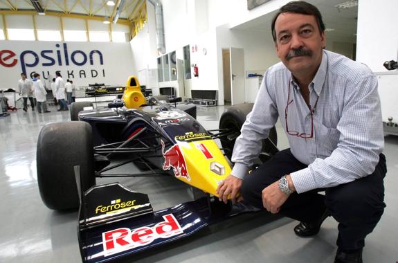 Joan Villadelprat, presidente de Epsilon Euskadi, posa ante un antiguo modelo de competición. 