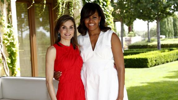 La reina Letizia y la primera dama de EEUU, Michelle Obama, posan en los jardines del Palacio de la Zarzuela.