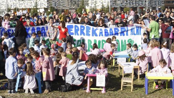 Concentración en Salburua para pedir que se agilicen los tramites de Errekabarri