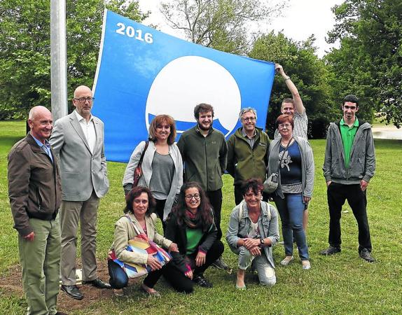 Representantes políticos y de Adeac acudieron ayer al izado de la Bandera Azul. 