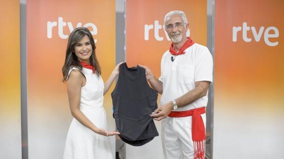 Elena S. Sánchez y Javier Solano sostienen las camisetas que medirán el ritmo cardíaco de algunos corredores.