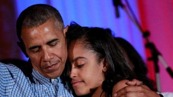 Barack Obama abraza a su hija Malia tras cantarle el ‘Cumpleaños feliz’.