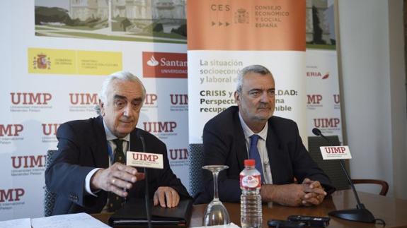 Marcos Peña (izq.) junto a José María Goerlizh, miembro del CES, en la presentación de la memoria, en Santander.