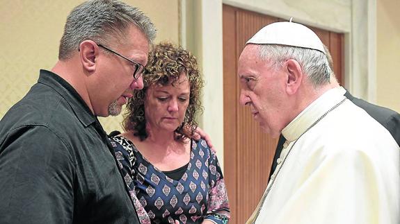 Francisco recibió en audiencia a a los padres de Beau Solomon.