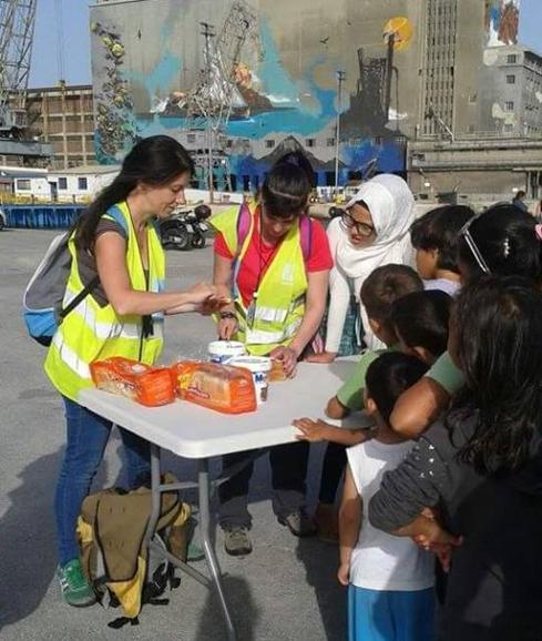 Las voluntarias reparten comida entre los refugiados en Atenas.