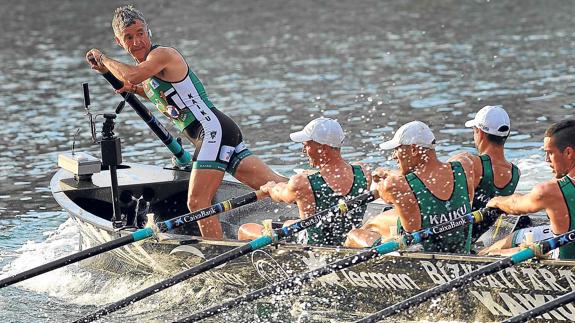 Kaiku, en plena maniobra de ciaboga, acabó por segundo año consecutivo en segunda posición en la Ikurriña de Orio, por detrás de Hondarribia. 