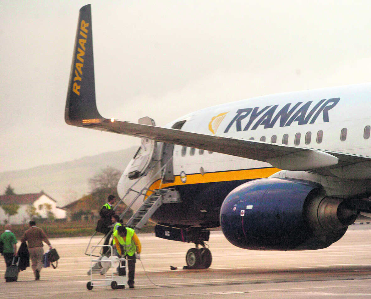 Un avión de la compañía Ryanair permanece estacionado en Foronda.