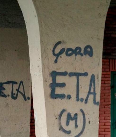Las pintadas se han visto en el barrio bilbaíno de Santutxu.