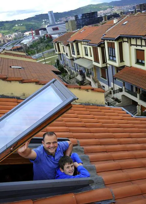 Javier Buces con su hijo Nico, vecinos de Santa Ana (Bilbao).