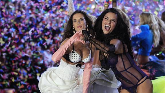 Alessandra Ambrosio y Adriana Lima durante el desfile de Victoria's Secret de 2011.