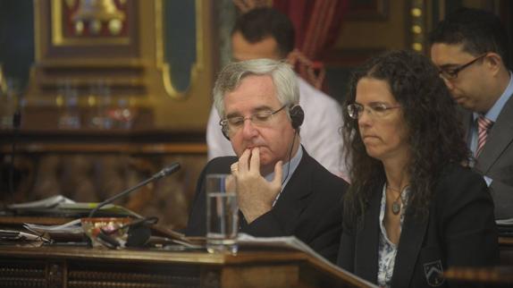 Luis Eguiluz y Beatriz Marcos, del PP, en un pleno del Ayuntamiento de Bilbao.