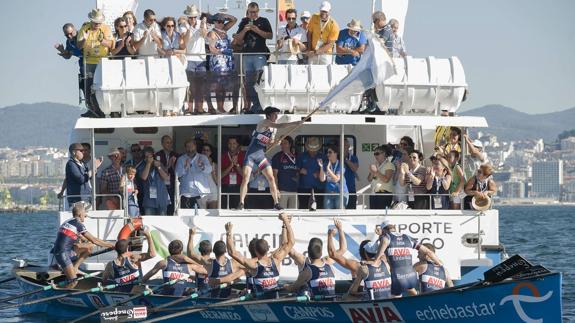 Los remeros de Urdaibai celebran su primera bandera de Liga, quinta que cosechan en Moaña en los último años. 