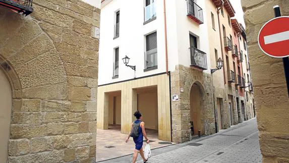 Edificios nuevos conviven con otros rehabilitados en el Casco Antiguo de Logroño, cuya población sigue a la baja. 
