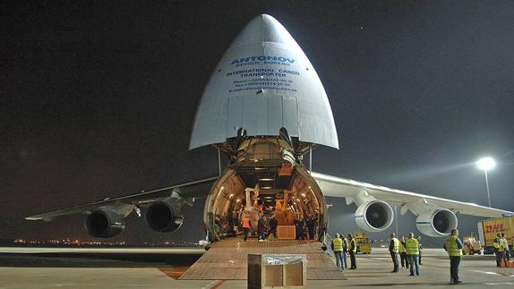 Un Antonov 124, el mayor carguero del mundo, maneja mercancía en el aeropuerto de Foronda.