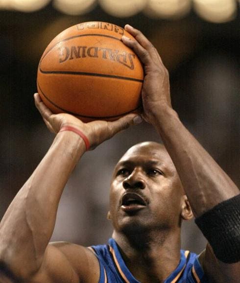 Michael Jordan lanza un tiro libre con los Washington Wizards durante el último partido de su carrera.