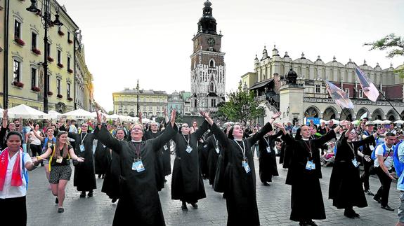 Un grupo de monjas participa en un acto organizado dentro de los preparativos de la Jornada Mundial de la Juventud en Cracovia.