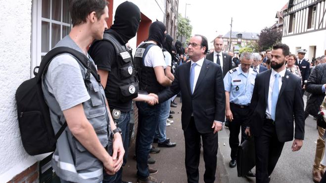 Hollande saluda a las fuerzas de seguridad en el lugar de los hechos. 