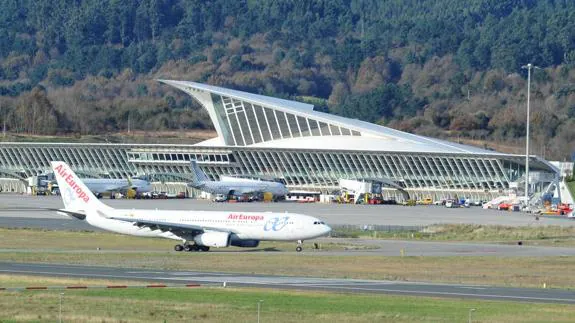 Un avión de Air Europa en el Aeropuerto de Loiu.