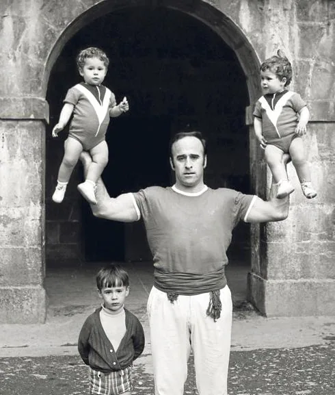 José Antonio Lopetegui, Agerre II, sostiene a sus hijas Miriam e Idoia en una toma para una televisión japonesa, que visitó Asteasu en 1971. El pequeño es Julen Lopetegui. Su hermano mayor, Joxean, no quiso posar y se escapó corriendo.