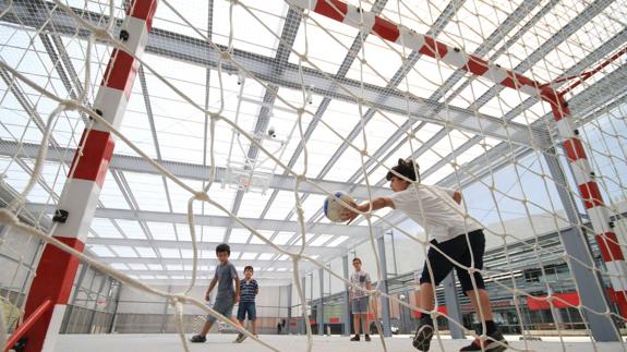 Niños jugando en una de las canchas de Atxuri.