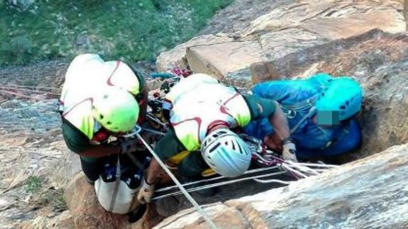 Momento del rescate de uno de los escaladores.
